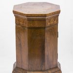 Comodino a colonna in piuma di noce ad intarsi, con sportello. Italia inizi ‘800