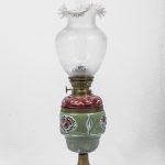 Lampada a petrolio con base in porcellana barbotine su piede in ottone lavorato, con tulipano in vetro satinato. Francia. fine ‘800