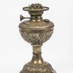 Lampada a petrolio in ottone lavorato. Francia, fine ‘800