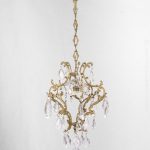 Lampadario in bronzo dorato ad una luce con cristalli. Francia, tardo ‘800.jpg