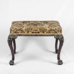 Panchetta in mogano intagliato e scolpito con tessuto coevo. Inghilterra, epoca Regency 1830