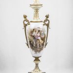 Vaso in porcellana bianca di Sevres, dipinta con scene galanti. Francia, seconda metà ‘800