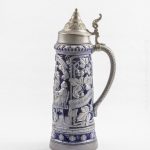Grande boccale da 3L. In ceramica lavorata e dipinta con coperchio in peltro lavorato. Manifattura tedesca, anni '30