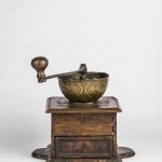 Macinino in legno di noce con manico in ferro e pomolo in legno, con elemento di raccolta in ottone lavorato e cassetto. Alto Veneto, I metà '800