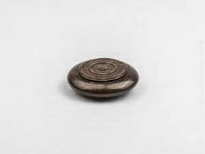 Scatolina tornita, oggetto in legno scolpito. Alta Savoia, II metà '800